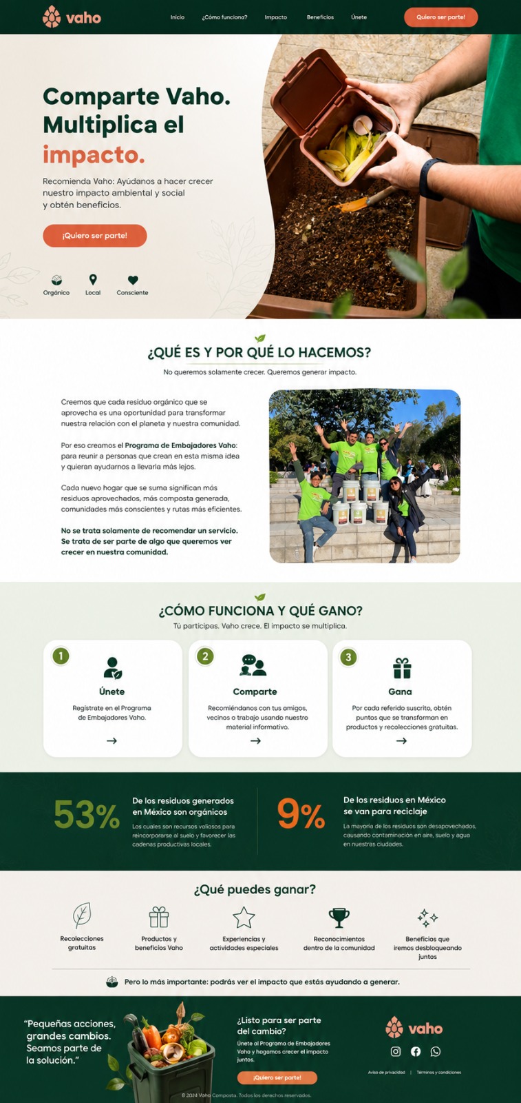 Una persona incorpora residuos de cocina a una compostera